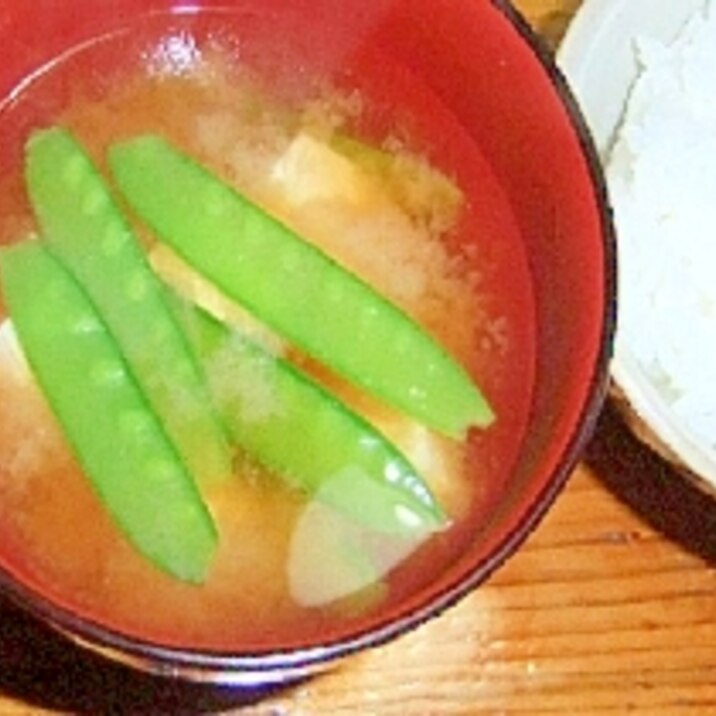 絹さやと絹ごし豆腐の爽やかお味噌汁